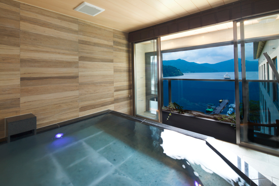 半露天風呂の窓から望む、芦ノ湖の景色。